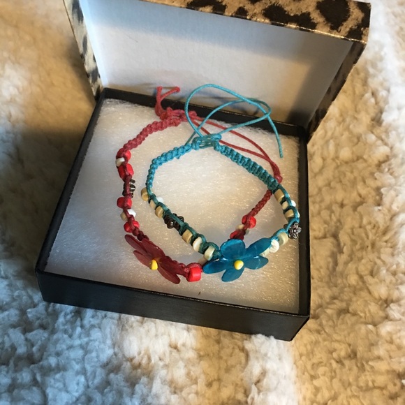 A red and a blue handmade flower bracelets - Picture 2 of 4